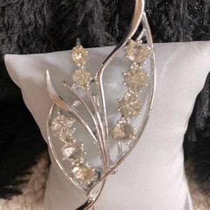 Vintage clear crystal brooch
